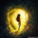 Imagen surrealista de niña en una cueva mirando una intensa luz en el exterior